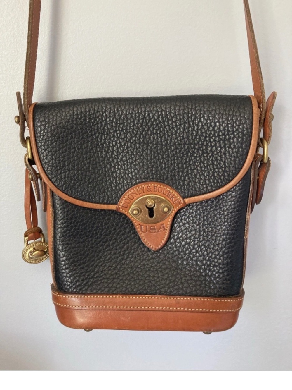 Authentic vintage Dooney Bourke All Weather Leather Black / Brown Crossbody Bag
